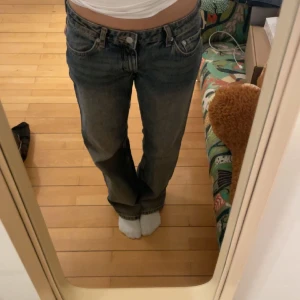 Lågmidjade jeans  - Säljer de här Weekday Arrow Low waist jeansen i mörkblå för jag använder de inte längre🩷 de har lite färgfläckar där bak som man kan se på sista bilden!! 