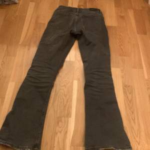Säljer dessa fina gråa jeans då dom inte sitter bra och är lite förstora, dom är från Gina tricot och är i storlek 158.nypris 300kr