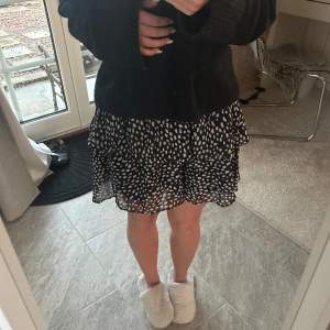 Jättefin volang kjol från Chelsea!🩷 Storlek xs, men passar någon xxs-s/m. Nästintill oanvänd och har inga defekter🙌🏽 Köpt för 500kr