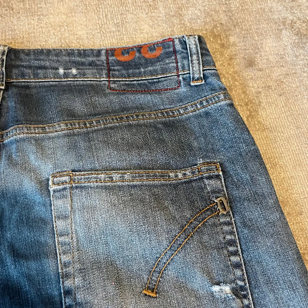 Dondup conway jeans Storlek: 33 (mått 107 cm långa, 43 cm långa vid midjan) Skick: bra skick  Pris: 599 kr . Jeans & Byxor.