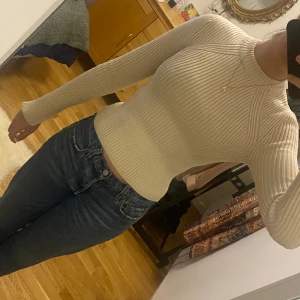 Ribbad ljusbeige tröja - Ljusbeige långärmad tröja. Jättefin och i bra skick, men har tänjts ut i sömmen på ena armen