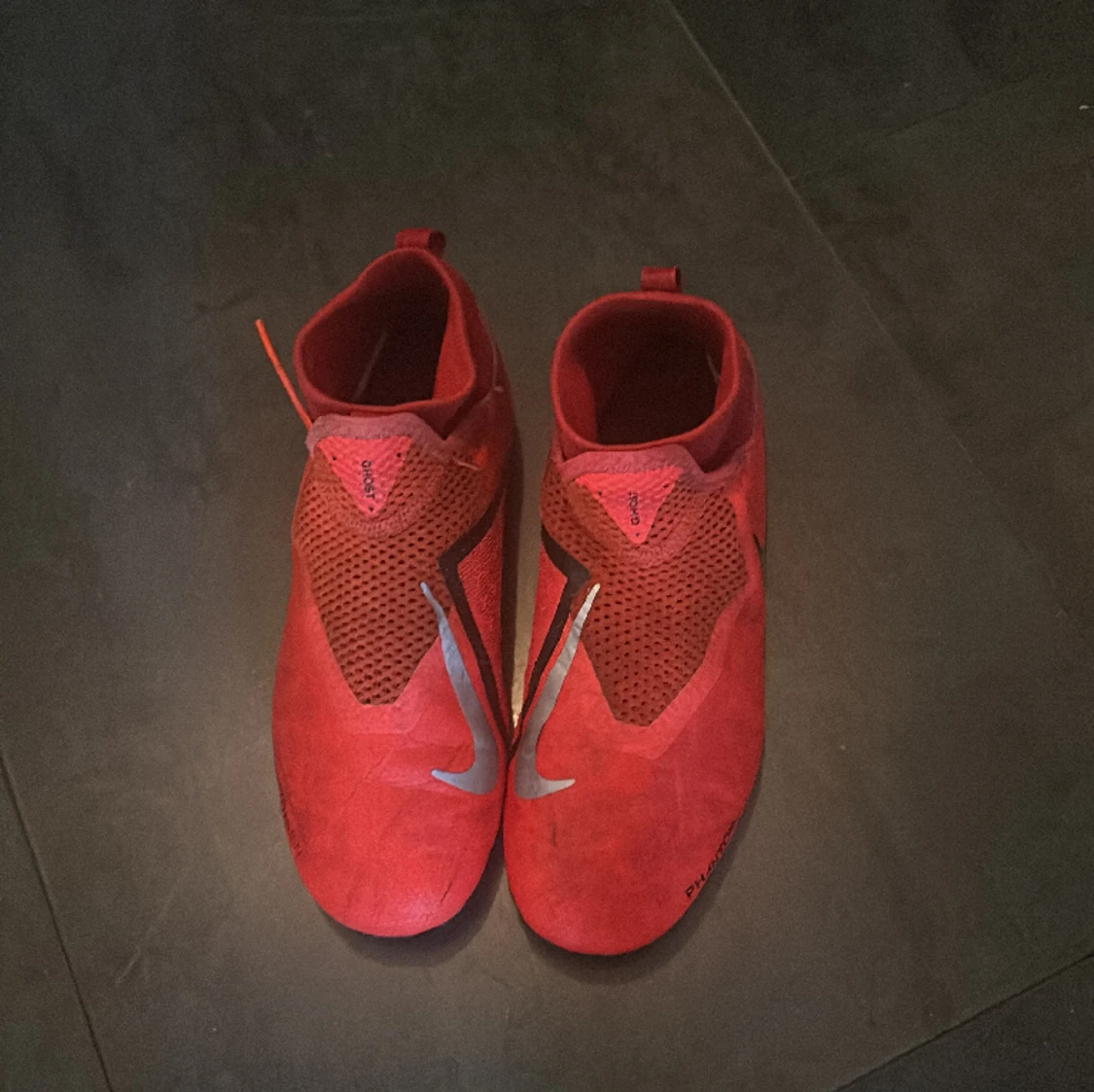 Fina röda fotbollsskor 