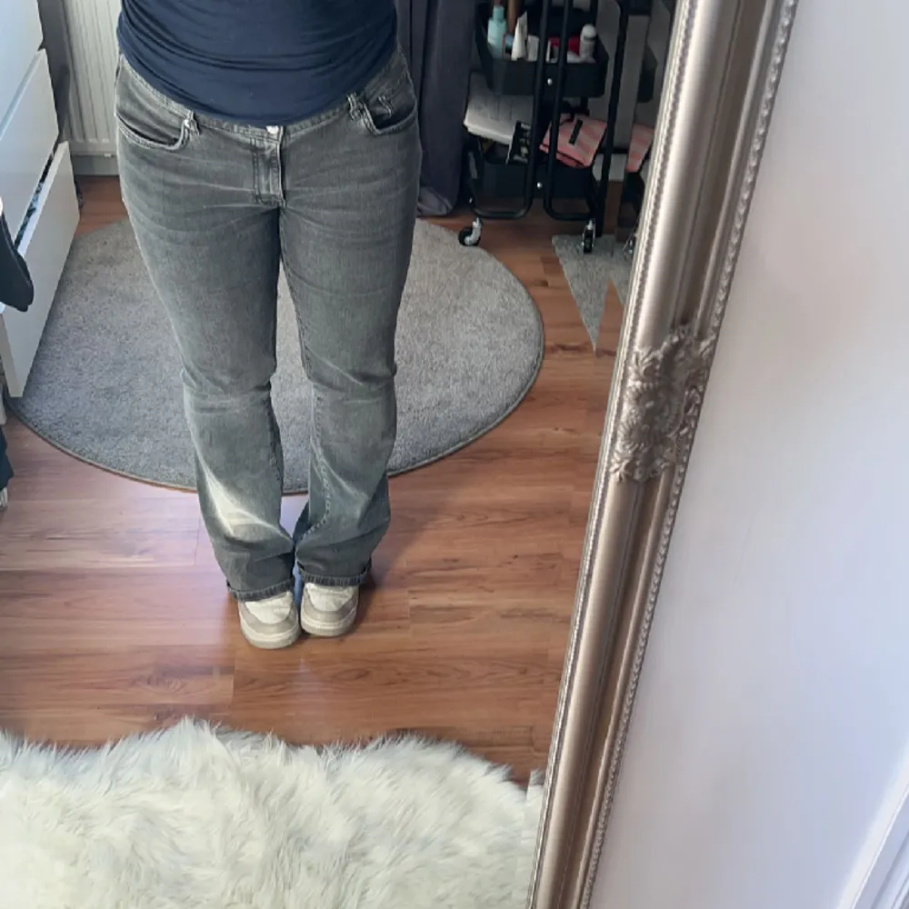 Säljer ett par jättefina mörkgrå lågmidjade jeans från Gina Tricot då de är lite för stora för mig 💕 strl 44, stretchiga! Pris kan diskuteras . Jeans & Byxor.