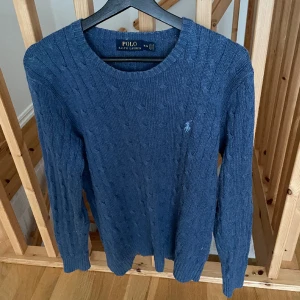 Ralph Lauren stickad tröja blå - 🚨Kika in min profil för ny annons!🚨Tja! Säljer nu min tvärsköna stickade tröja från Ralph Lauren. Storlek: M. Skick: 8/10. Nypris: 2300kr. Kontakta mig för fler bilder och info! 