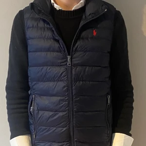 Ralph lauren väst  - Vi säljer nu en Ralph lauren väst som är i jätte bra skick samt har den inga defekter. Priset kan diskuteras⭐️🧥