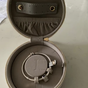 Pandora armband  - Säljer en silver armband helt ny och väldigt snygg, 