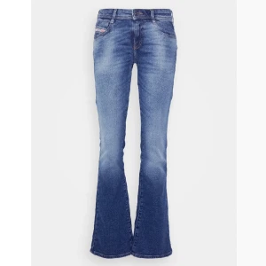 Diesel jeans  - Jättesnygga lådmidjade diesel jeans, som tyvärr inte kommer till användning.  De är uppsydda i längden, innerbenslängden är 75 cm och passar perfekt till mig som är 166 cm. Midjemått tvärs över 41 cm. Använts Max 3 gånger. Nypris cirka 1500 kr