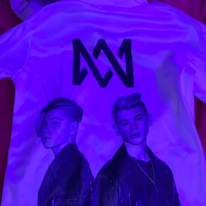 Marcus och Martinus  - marcus och martinus hoodie, kommer inte ihåg vart den är köpt men säljer denna pga att den inte har kommit till användning. 
