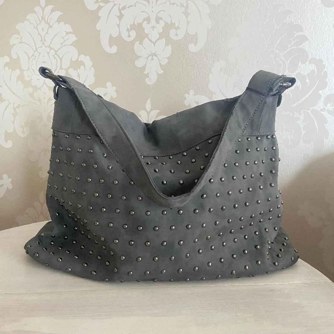 Väska med nitar