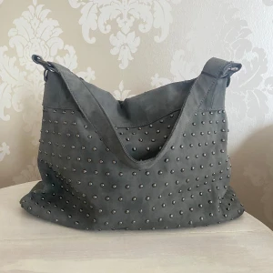 Väska med nitar - Grå väska med nitar som tyvärr inte kommer till användning!💕