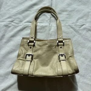 Vintage väska - Säljer denna vintage väska jag köpt här på Plick, super fint skick men kommer inte till användning🫶🏼