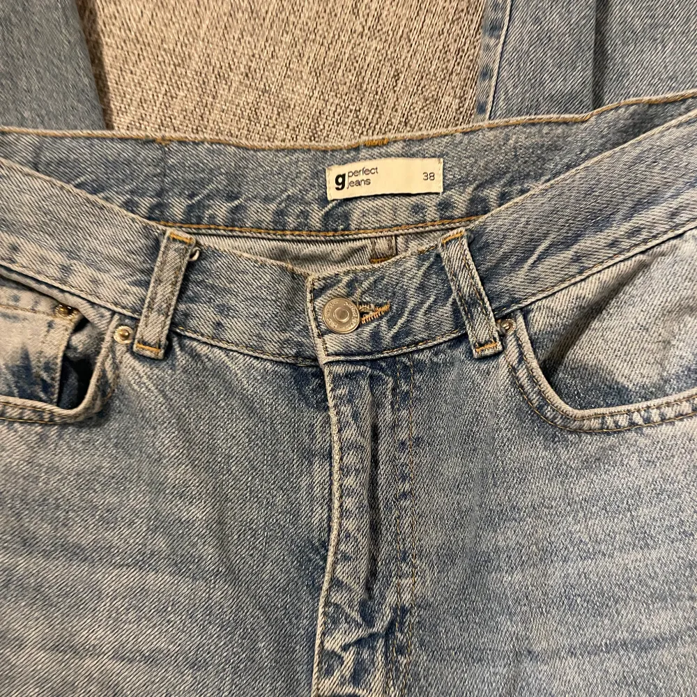 Blå jeans i storlek 38 från Gina. Med rå fall.  . Jeans & Byxor.