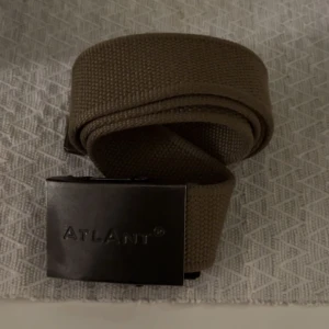 Atlant  - Atlant bälte i militärgrönt, är i fint skick och ör knappt använd. Har en i vitt men är ej i samma märke. 1 för 50 båda för 150