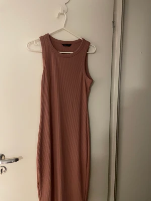 Klänning rosa - Helt oanvänd klänning från Shein i storlek M. Ribbad i ljusrosa. 