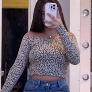 Leopardmönstrad blus - Leopard mönstrad tunn tröja i mycket bra skick! Passar stl xs-m. 