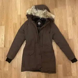 Detta är en brun canada goose jacka som är i bra skikt. Den är använd (två vintrar), jackan är nytvättat på kemtvätt.