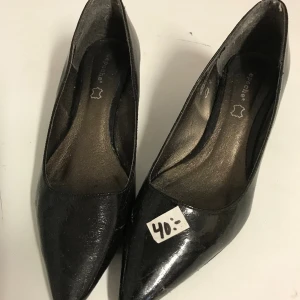Svarta pumps - Sköna spetsiga högklackade skor. Storlek 38