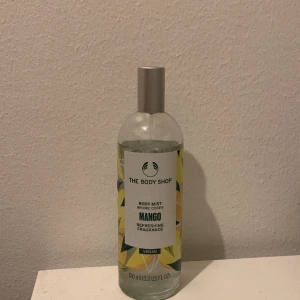 Body mist mango  - En body mist från the body shop som luktar sååå gott Man ser på bilden hur mycket som är kvar, men typ 4/5 är kvar💛💛
