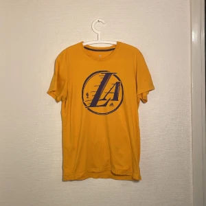 Lakers T-shirt - Original lakers t-shirt från adidas 