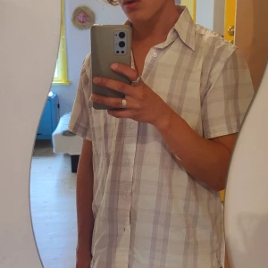 Kortärmad skjorta  - Kortärmad boxy skjorta från Atlant, i använt men gott skick, utan hål och skavanker. 