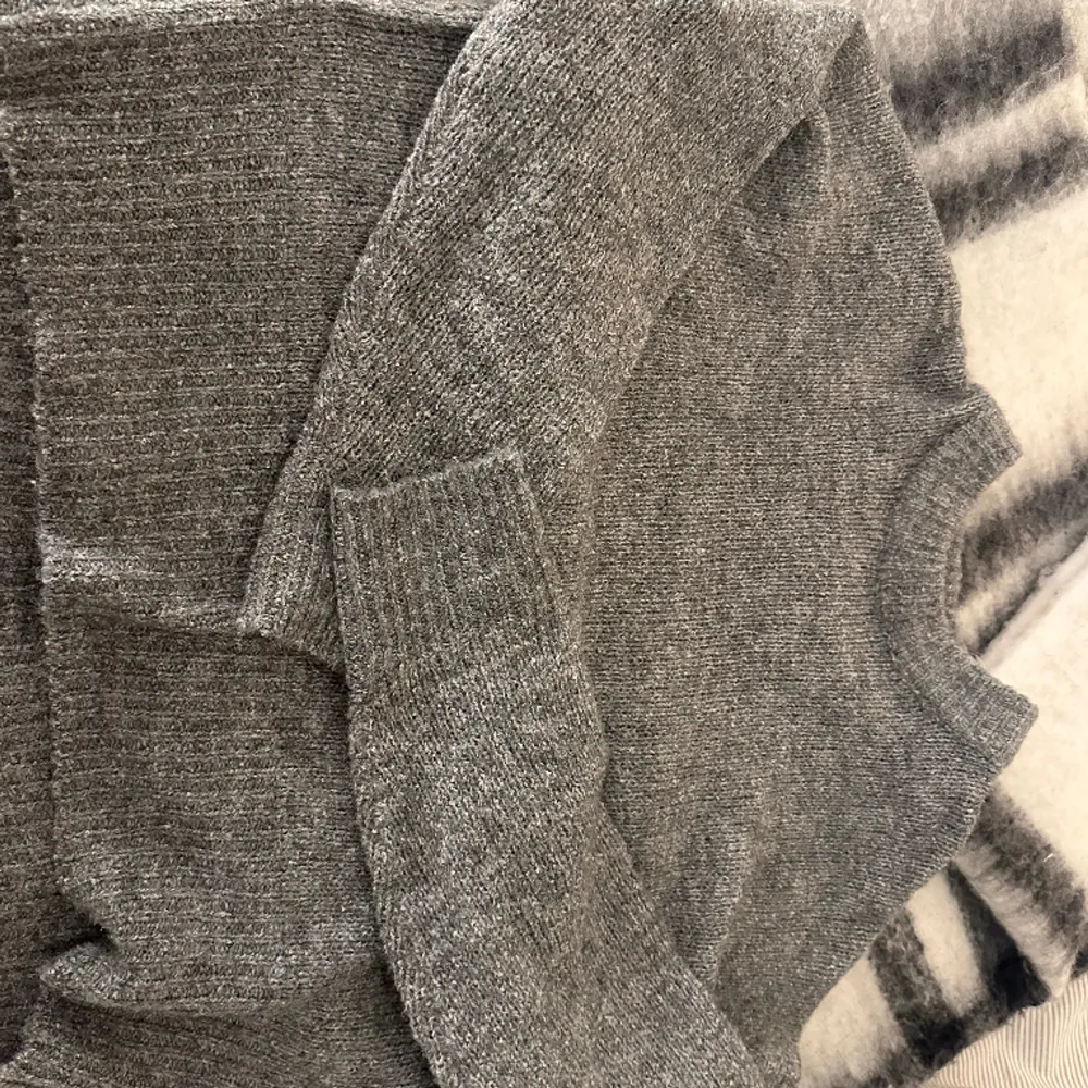 Super fin grå stikad tröja aldrig andvänd och är då som nu utan några defekter och är super fin har inte komigt till andvändnig och säljer då den 💕. Tröjor & Koftor.