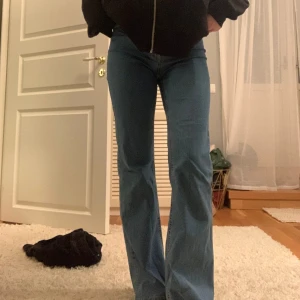 Flare Jeans  - Flare Jeans från Cubus   Nästan nytt skick samt stretchigt material som gör de mycket bekväma ✨✨  (de ska vara mer bootcut egentligen, men ser raka ut på bilden pga för stora för mig)