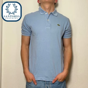 Lacoste piké | Ljusblå - Tvärfet Lacoste Piké i 9/10 skick! Han på bilden är ca 185 (M) Nypris: 1200kr Skriv vid frågor eller funderingar🙌