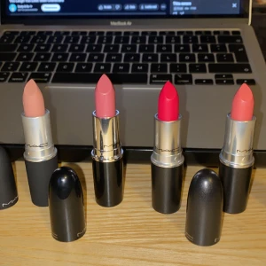 Mac läppstift  - Helt oanvända, fick dem i Macs julkalender 2023 alla läppstift går för 290kr i vanliga fall, säljer dem individuellt för 100kr men alla tillsammans blir 350kr (originalt skulle alla gå för 1160kr) fr vänster, Teddy 0,2, Syrup, All fired up & Runway h
