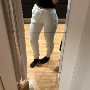 Vita mjukisbyxor  - Säljer dessa vita mjukisbyxor från Gina i storlek XXS men passar mig som är en XS/Small. Skicka för fler bilder💓