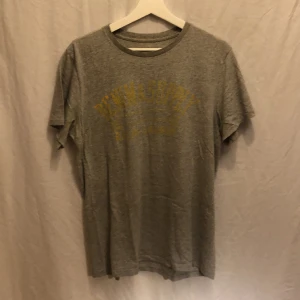 Ralph Lauren t-shirt  - Inga skador eller hål. Trycket är slitet, vintage slitet 🙂Mysig hemma t-shirt, storlek M.