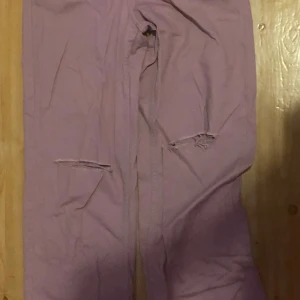 Purple pants - Ljus lila jeans med slits vid knäna 