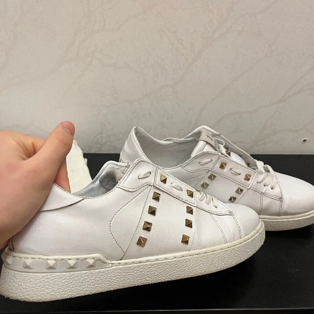 WTS   Valentino Open  size 44  Skick: bra skick, avgör själva utifrån bilderna. Endast dustbag medföljer!  1,200:- all in, pris kan diskuteras vid smidig affär!. Skor.