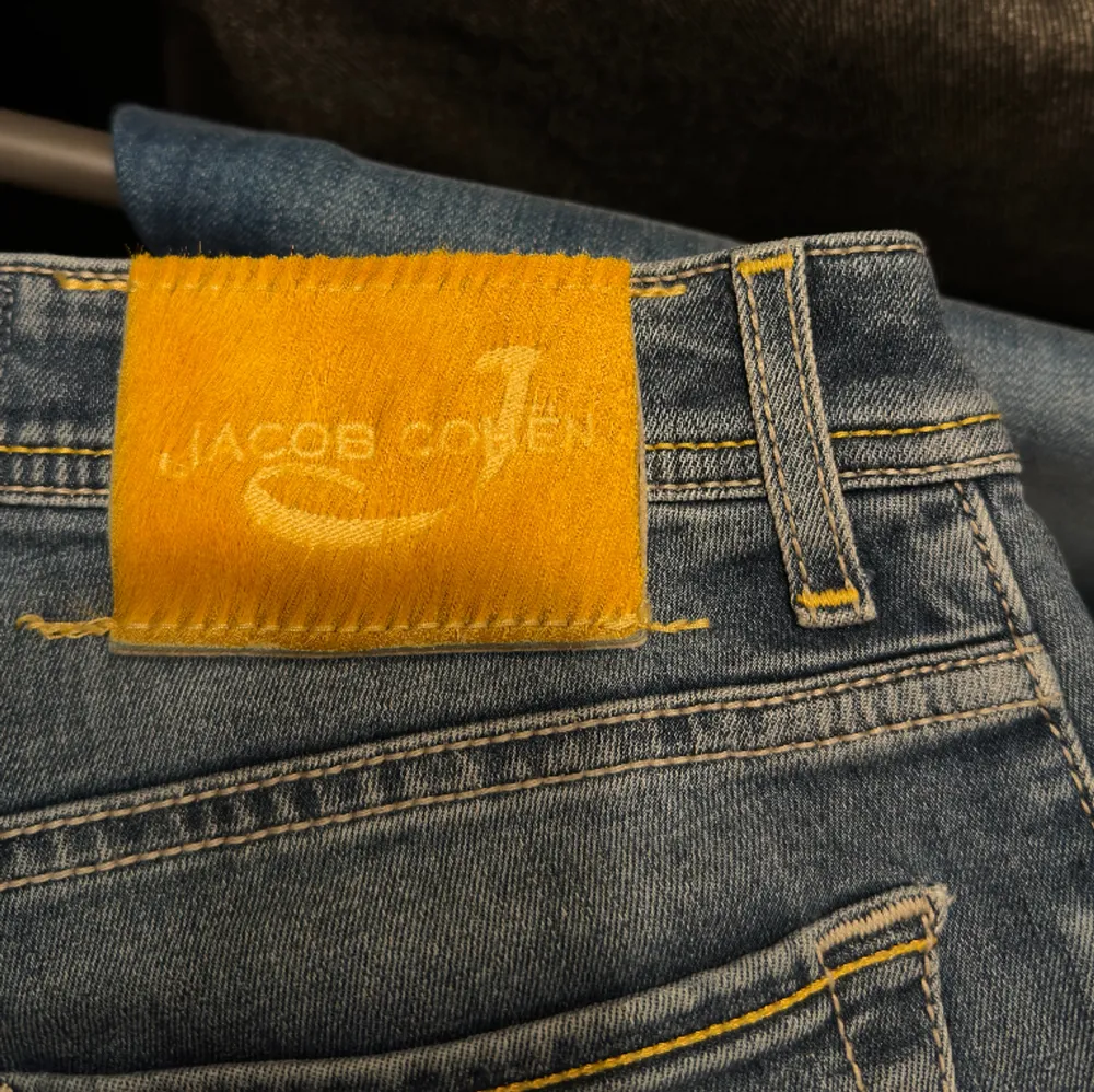 Säljer ett par Jacob Cohën jeans i storlek 31. Använt fåtal gånger och i väldigt fint skick! Modellen är 622/Nick   500kr. Jeans & Byxor.
