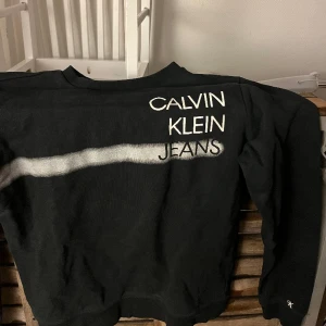 Calvin Klein tröja  - Tjena, säljer för att jag inte använt den så många gånger. Väldigt bra skick och en fin tröja. 