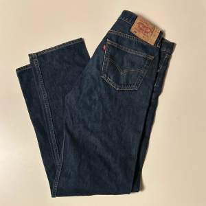 Levis jeans i väldigt bra skick, condition 7/10 Ny pris: 1200kr Strlk: W34 L34