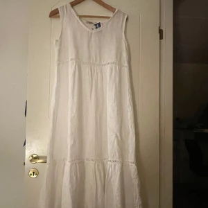 Vit långklänning  - Superfin lång sommarklännig💕 ny med prislapp kvar