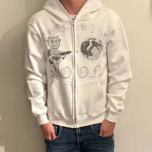 Aim for the moon zip  - Köpt för länge sen men använd typ 3 ggr, om de finns några funderingar är det bara att fråga 🤗