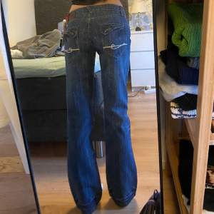Bootcut jeans köpta på vinted 🤍 sitter som XS. Midja 34,5 och innerbenslängd 77cm.