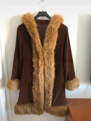 afghan jacka - äkta vintage afghan! står storlek 38 men är väldigt liten i storleken så skulle uppskatta stl 34, eller 36 om du har smala axlar. bara att kontakta vid frågor eller för mått:-)