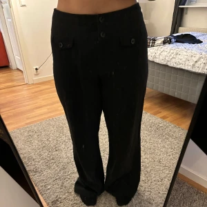 Kostymbyxa svart - Dorothy Perkins kostymbyxor  Strl 42 men passar större Fake fickor på framsidan Breda och lång passform