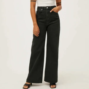 Weekday Jeans - Säljer dessa vida svarta jeans från weekday då dem dessvärre är för stora för mig. Eftersom jeansen varit för stora, har dem används sparsamt.