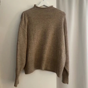 Stickad tröja  - Har lite små nopprar annars är den i gott skick 