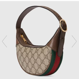 Liten Gucci väska  - Model -”OPHIDIA GG MINI BAG” Liten Gucci väska. 100% äkta kvitto o allt finns. Köpt från online butiken i våras men har ej kommit till användning 🩷 Bilder finns! Nypris-9300kr 