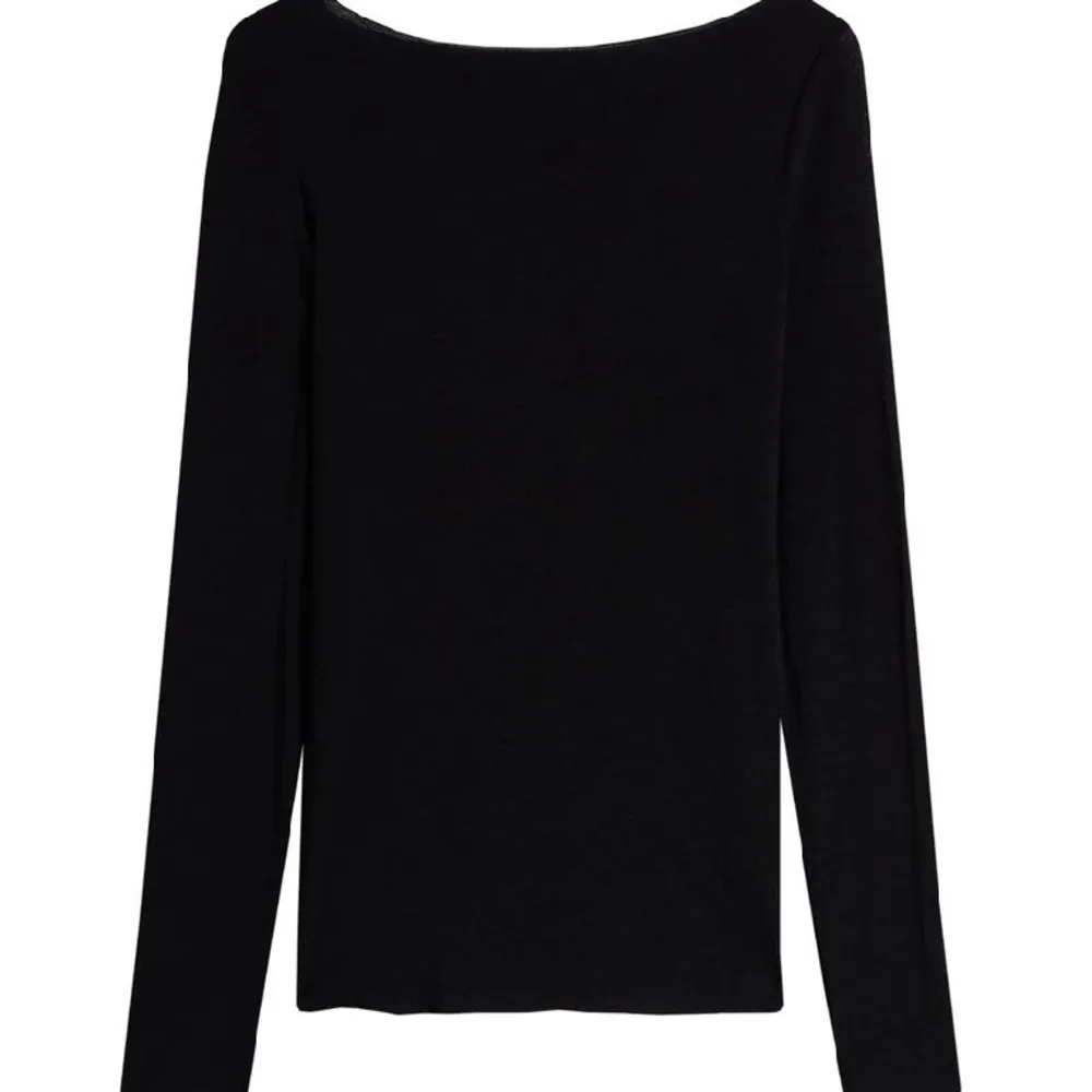 En svart tröja som ser exakt ut som intimissimi tröjan i svart, super mjuk och skön!. Toppar.