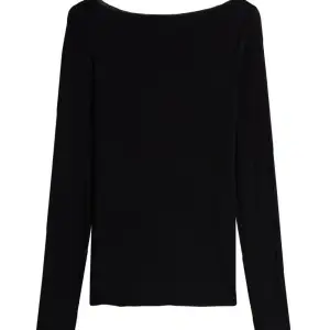 En svart tröja som ser exakt ut som intimissimi tröjan i svart, super mjuk och skön!