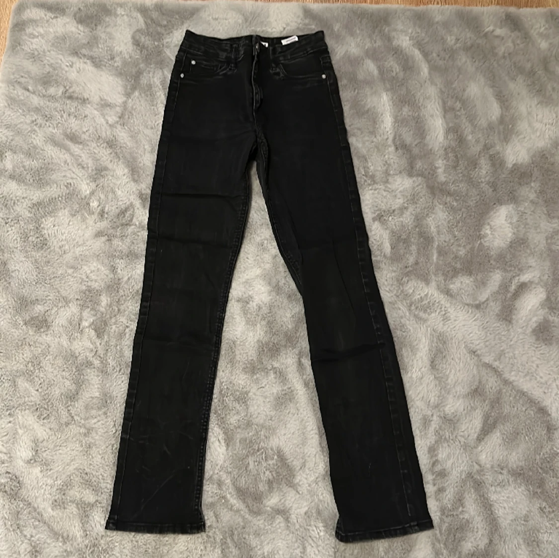 Svarta slit jeans
