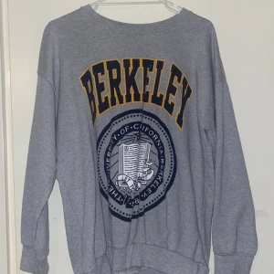 Hoodie  - Använt fåtal gånger köpte när jag var utomlands och kommer nu inte till nån användning 