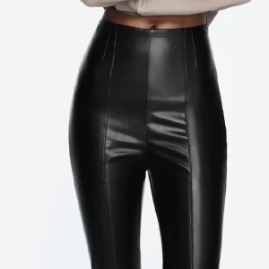 Skinnbyxa Zara - Superfina tajta skinnbyxor från Zara köpa förra året, aldrig använda förutom när jag provade dem!🖤