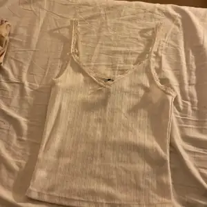 Säljer denna fina vita spets linne i xs från hm, därför att den är för liten för mig. Andvänd några få gånger.🤍