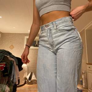 Säljer dessa levis dad jeans i storlek W26 för 250kr, de är använda men i gott skick! 